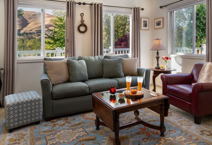 Номер Стандарт, Warm Springs Inn & Winery
