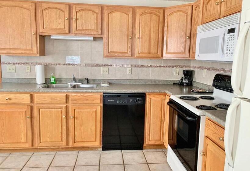 3 Bedroom Suite, Abellona Inn & Suites