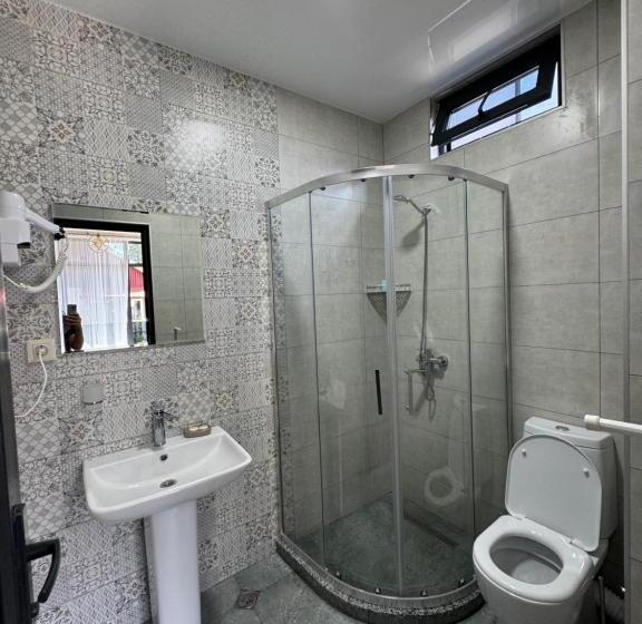 اتاق لوکس با بالکن, Best House