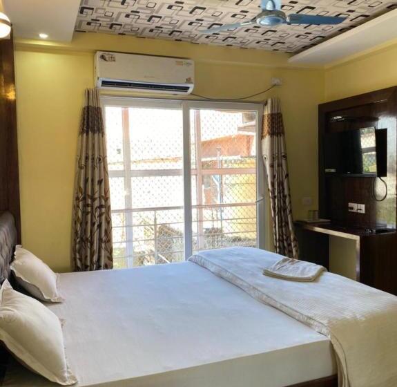 اتاق استاندارد با تخت بزرگ, Goroomgo Hotel Arya Palace Puri Near Sea Beach   Luxury And Spacious Room With Parking Facilities