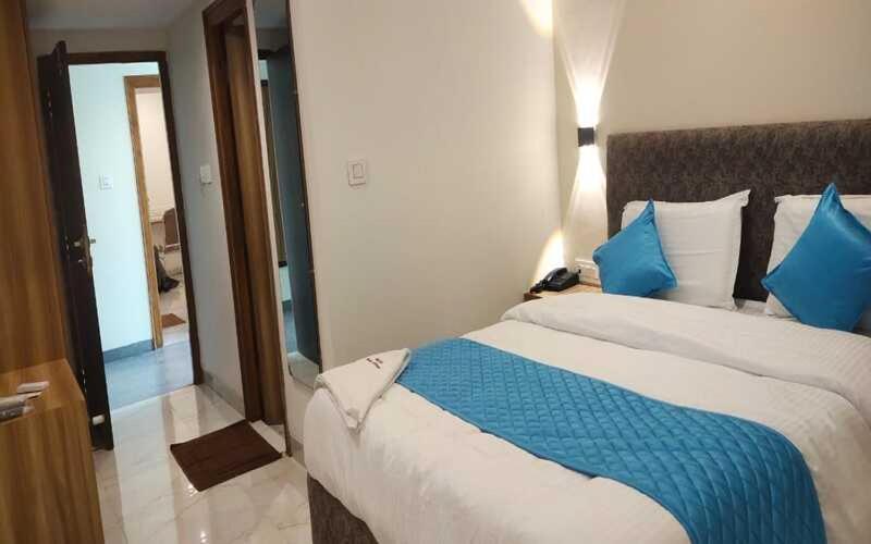 Номер Deluxe, Paramount