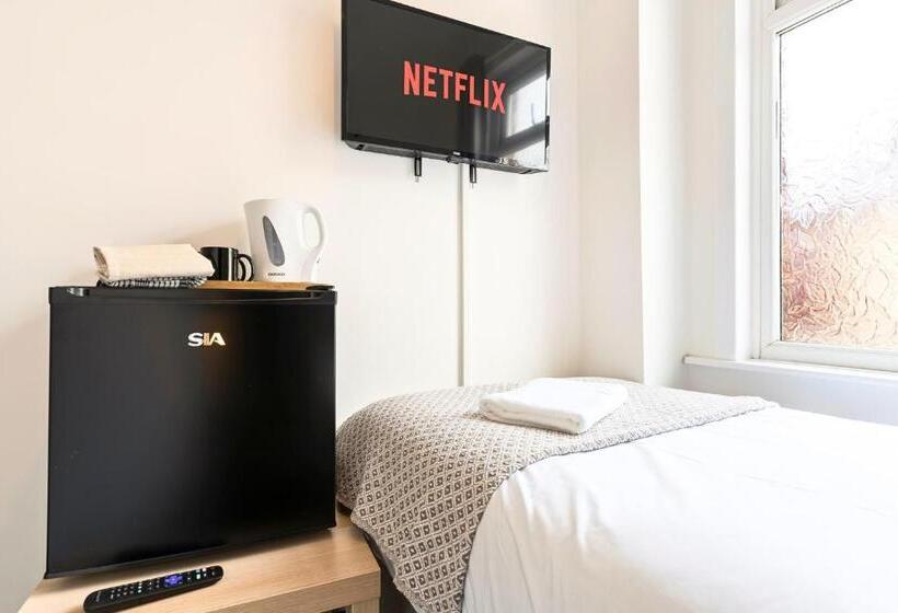 Номер Стандарт Индивидуальный, Suite #2   Central Location   Private Ensuite, Smart Tv, Fast Wifi And Free Parking   By Yoko Proper