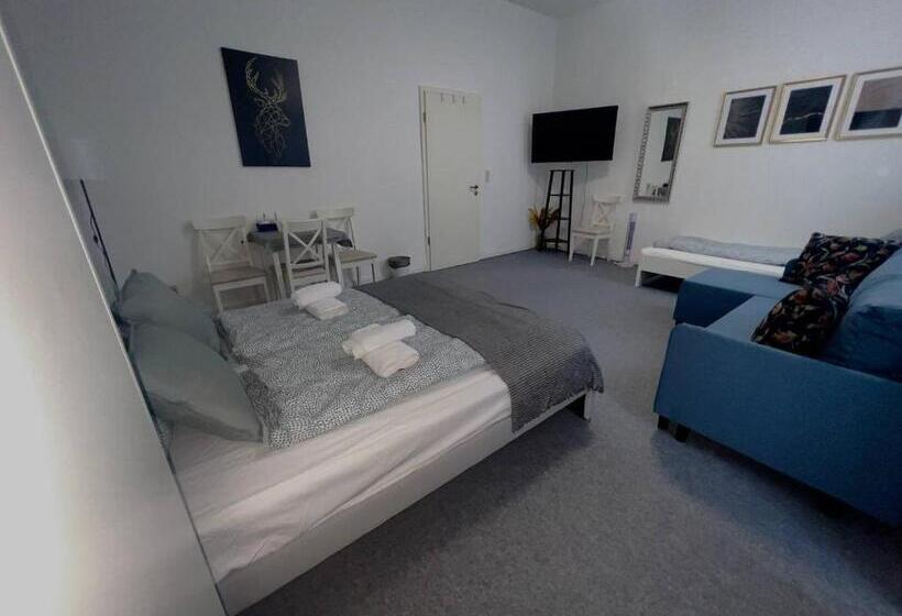 Quarto Triplo Estandar Banheiro Compartilhado, Koblenz Corner Rooms