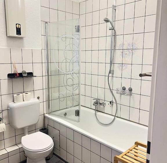 Quarto Triplo Estandar Banheiro Compartilhado, Koblenz Corner Rooms
