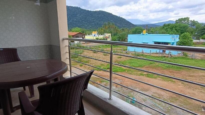 Люкс с Балконом, Sathyam Resorts