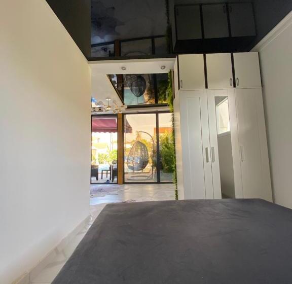آپارتمان 1 خوابه با چشم‌انداز استخر, Apartmani Izo L