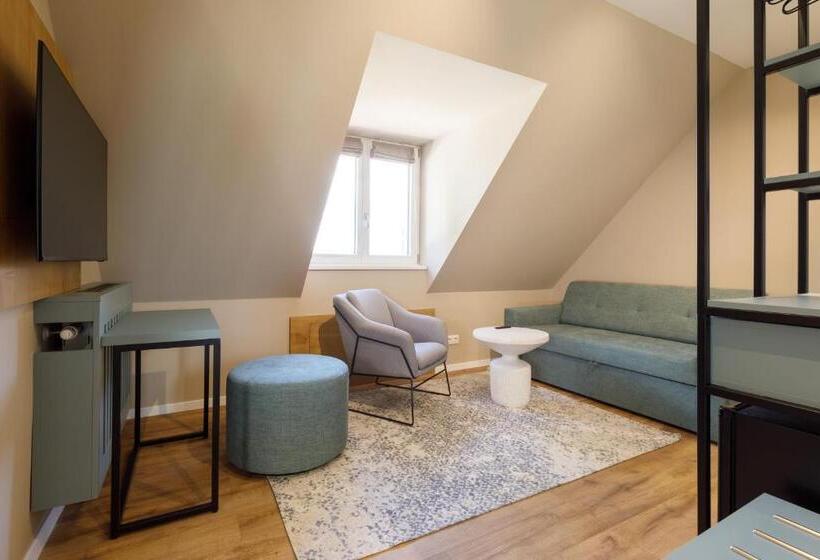 اتاق خانوادگی, Lepke Apartmanház és étterem