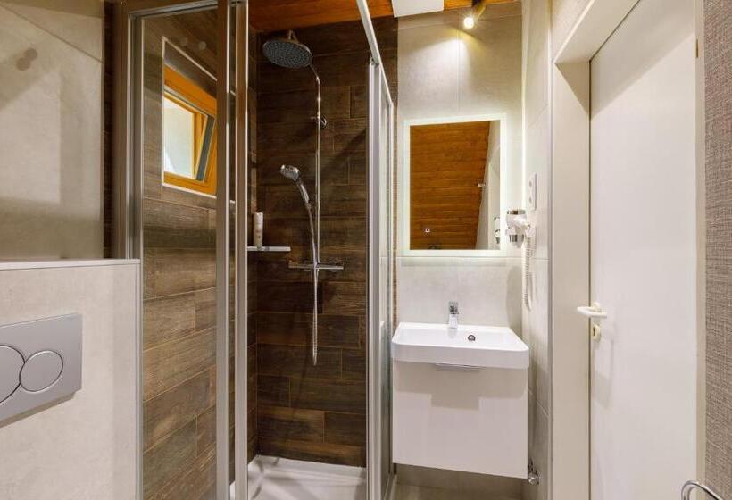 اتاق اکونومی یک تخته, Lepke Apartmanház és étterem