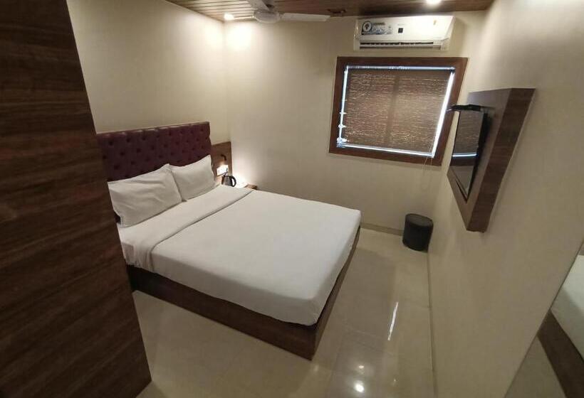 Quarto Superior, Fabhotel Peninsula   Nr Csmt Station