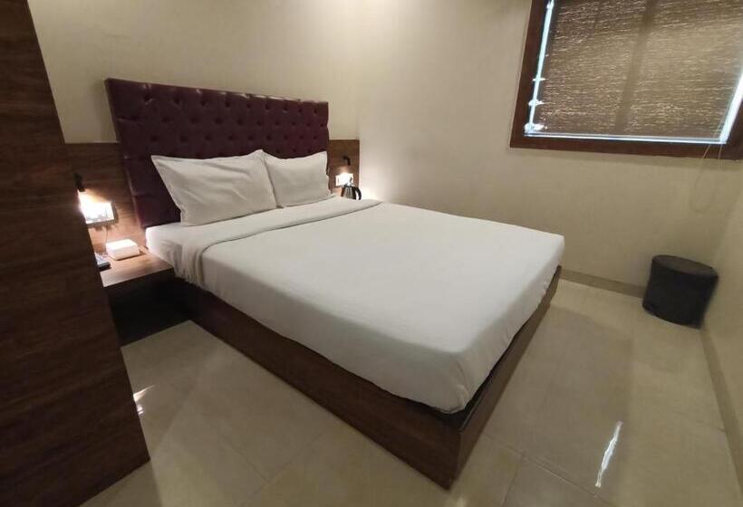 Quarto Superior, Fabhotel Peninsula   Nr Csmt Station