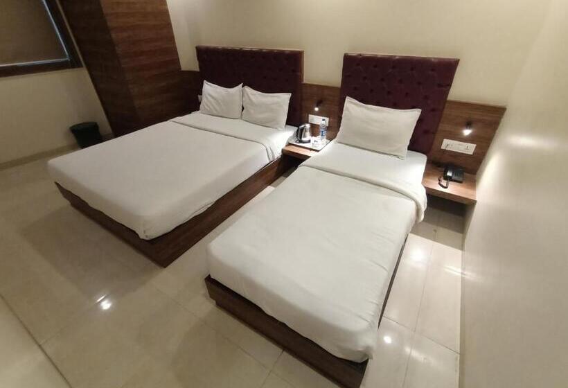 Quarto Triplo Deluxe, Fabhotel Peninsula   Nr Csmt Station