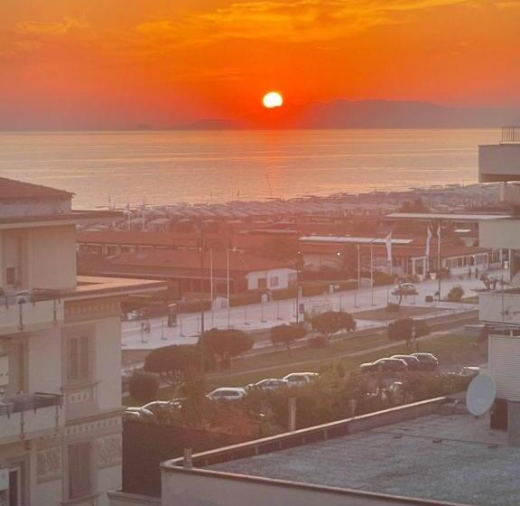 اتاق استاندارد سه نفره, Room In Guest Room   Viareggio Old Style Sea View
