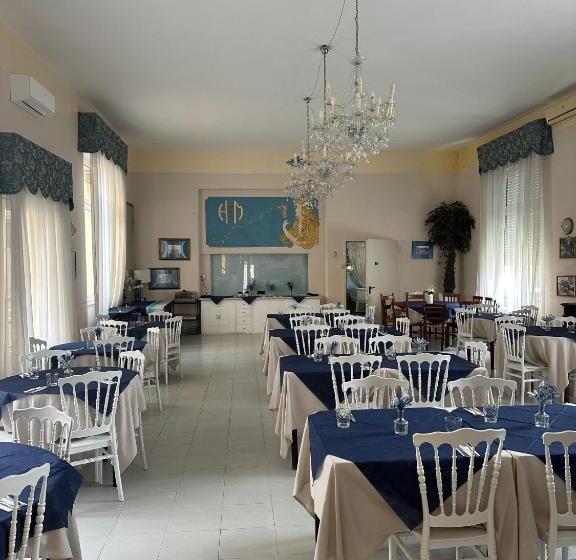 اتاق استاندارد سه نفره, Room In Guest Room   Viareggio Old Style Sea View