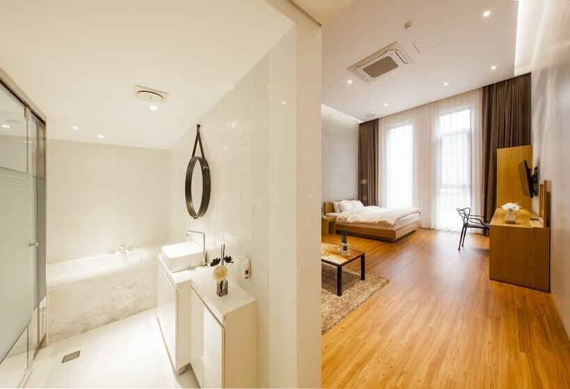 Номер Deluxe, Schweizer Dorf Cheonan