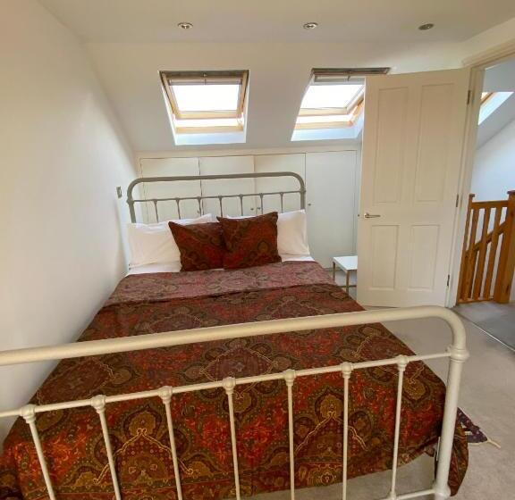 Номер Стандарт, Entire House Wimbledon Lodge