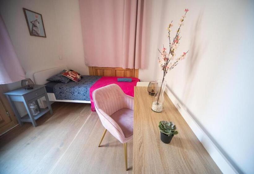 اتاق استاندارد سه تخته با سرویس بهداشتی مشترک, Barcelona City Center Private Rooms