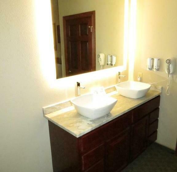 디럭스 룸, Edgewater Hotel And Suites