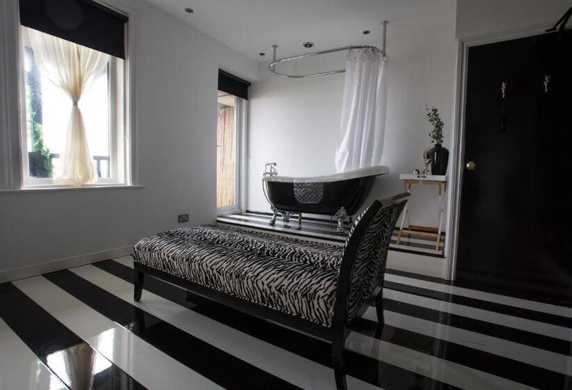 Suite with Balcony, The Music Fable
