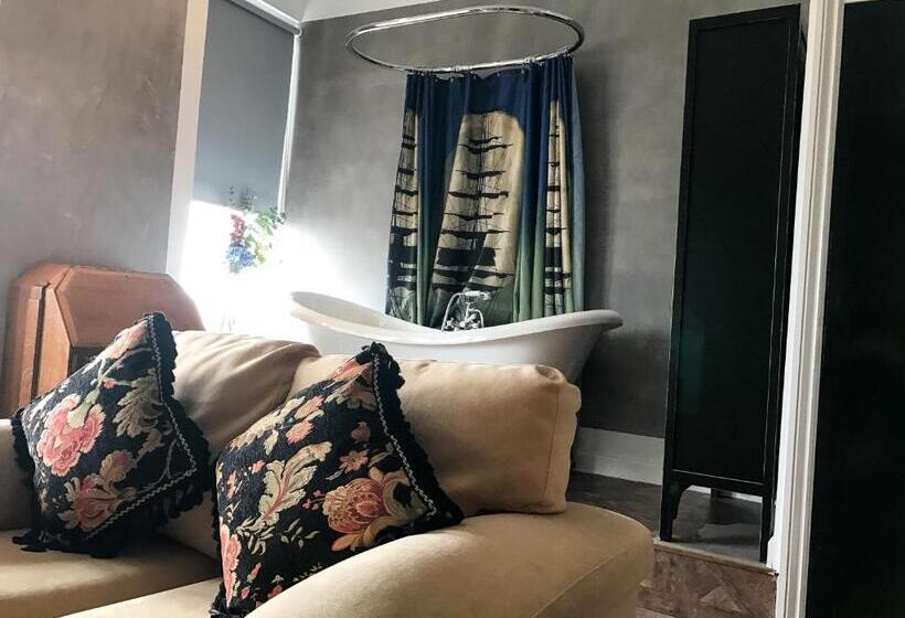 Suite King Bed, The Music Fable
