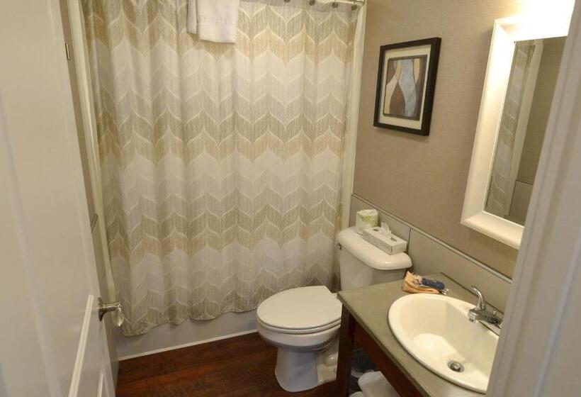 سوییت خانوادگی, New England Inn & Lodge