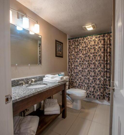 Люкс, New England Inn & Lodge