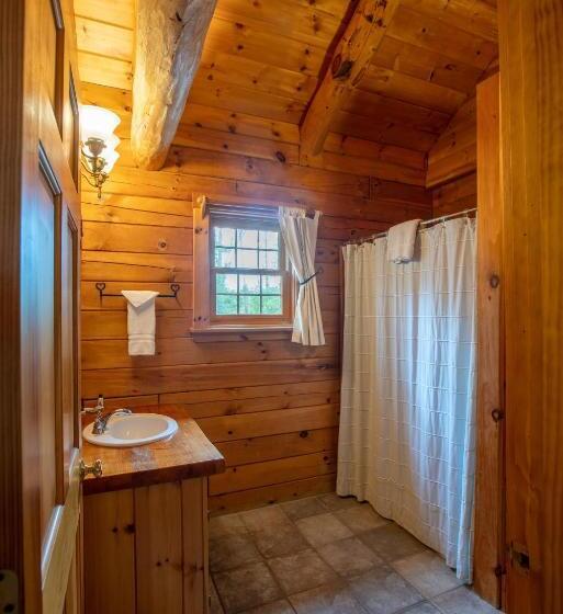 Хижина, New England Inn & Lodge