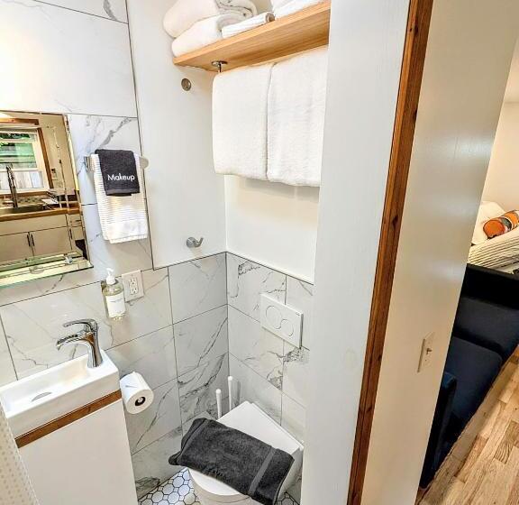 スタンダードルーム, Private Suite Close To The Airport & Food Scene!
