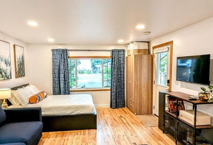 スタンダードルーム, Private Suite Close To The Airport & Food Scene!
