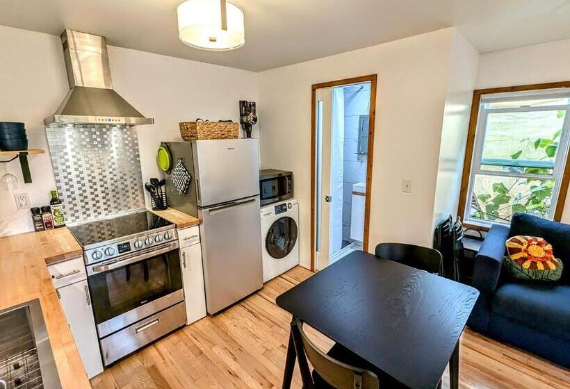 スタンダードルーム, Private Suite Close To The Airport & Food Scene!