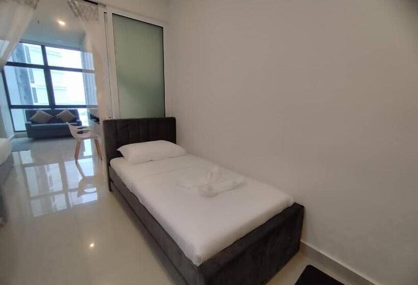 إستديو قياسى مطل على حمام السباحة, The Shore By Petite Residence