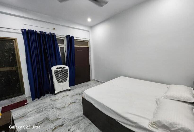 Номер Deluxe, Goroomgo Hotel Raghubir Nikunj Homestay Ayodhya