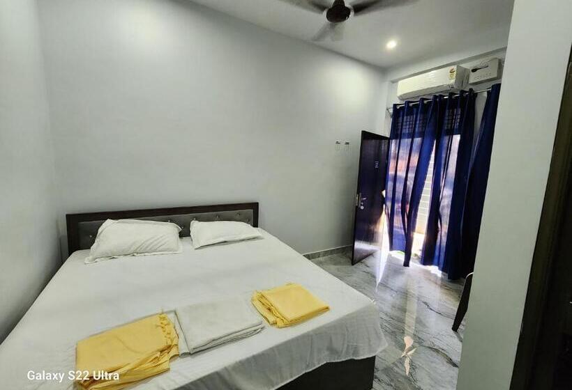 Номер Deluxe, Goroomgo Hotel Raghubir Nikunj Homestay Ayodhya
