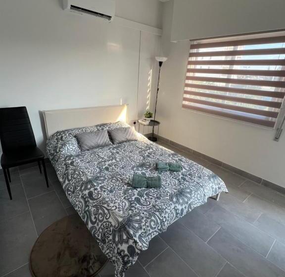 اتاق استاندارد با سرویس بهداشتی مشترک, Tower Court Rooms