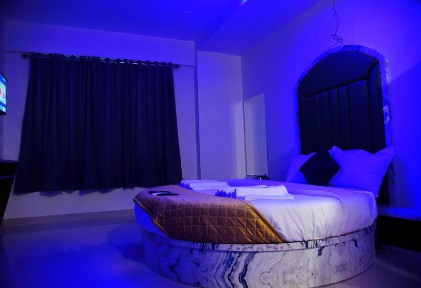 Superior Room King Size Bed, Smooth Checkin By Edition Blue