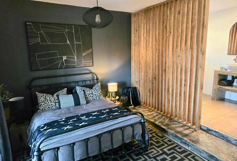 Номер Стандарт с Балконом, The Blue Shutter Guest House
