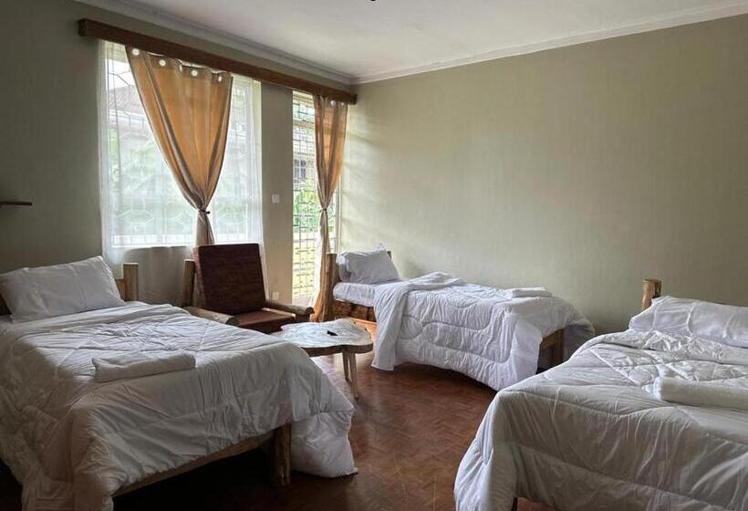 Quarto Triplo Estandar com Sacada, Mwanana Hostels And Homes