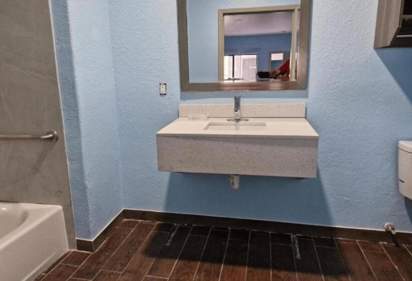 身障者適用クイーンサイズベッドルーム, Super Stay Inn And Suites   Iah Airport