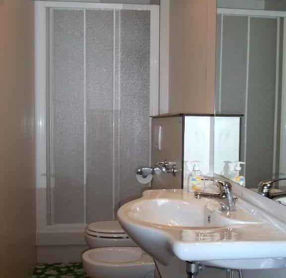 غرفة قياسية رباعية, B&b Dei Laghi