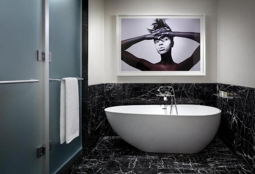 Deluxe Suite King Bed, Bisha Hotel Toronto