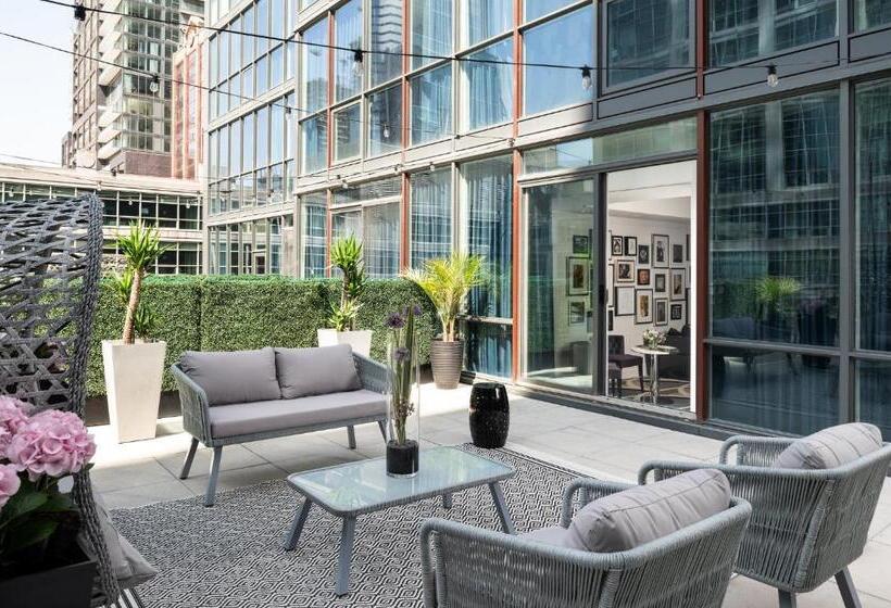 سوییت, Bisha Hotel Toronto