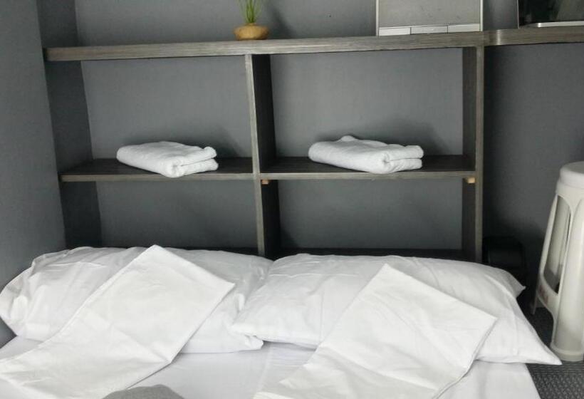 غرفة قياسية رباعية, Ervoruto Hostel Makati