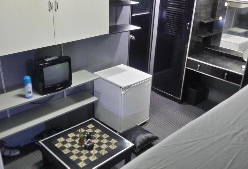 إستوديو قياسى, Ervoruto Hostel Makati