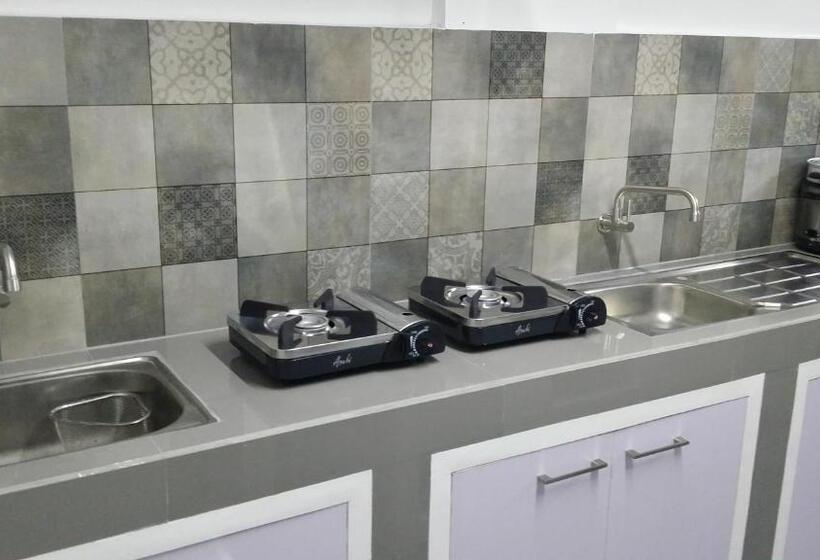 四人标准间, Ervoruto Hostel Makati