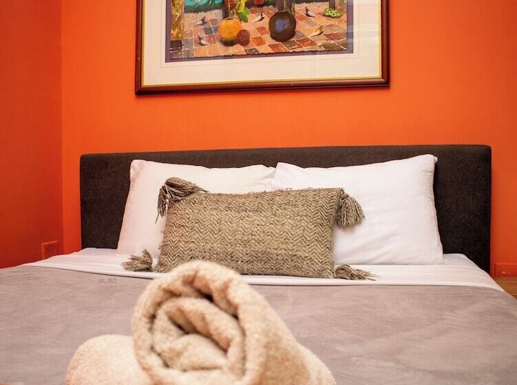 اتاق لوکس, Conturce Hostel