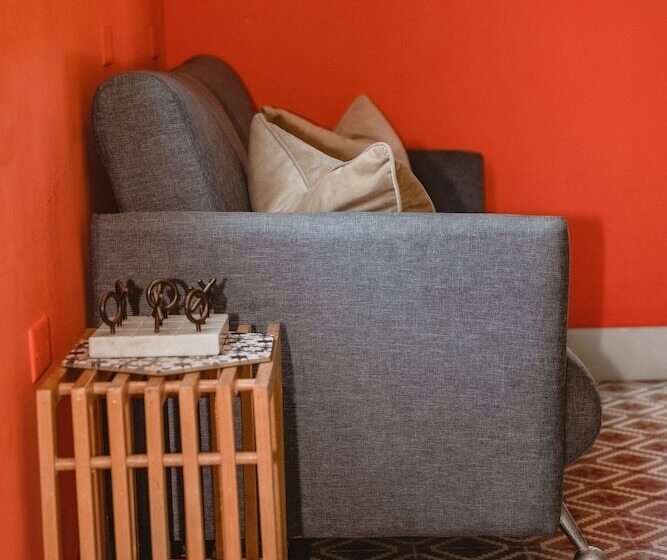 اتاق لوکس, Conturce Hostel