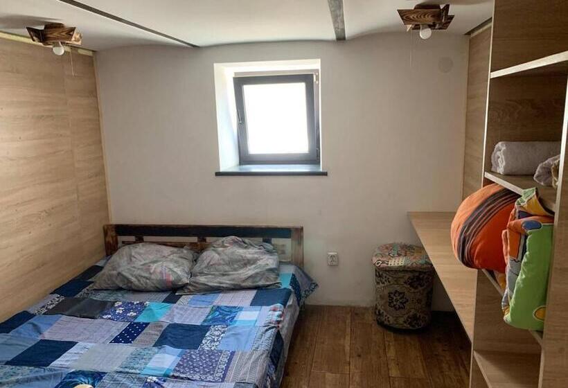 이코노미 룸, Krone Hostel