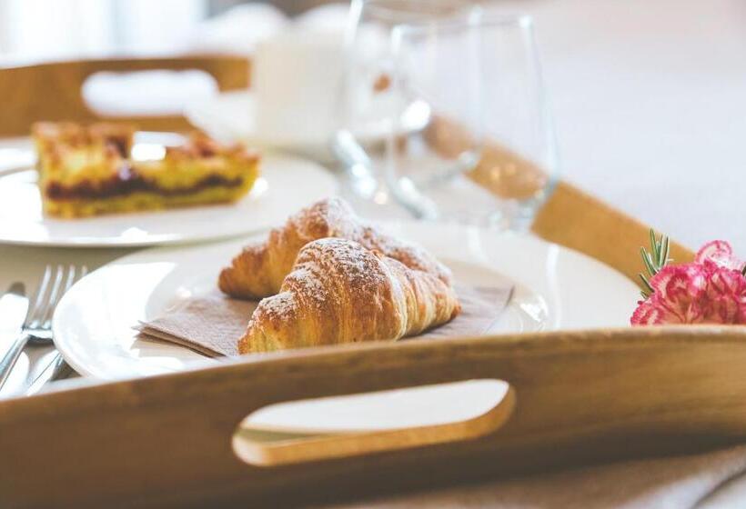 Полулюкс Повышенной Комфортности, Relais Villa Del Borgo