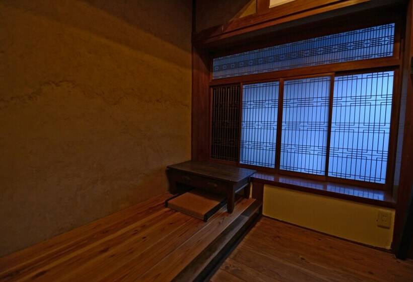 Кровать в Общей Комнате, Taketa Ekimae Hostel Cue