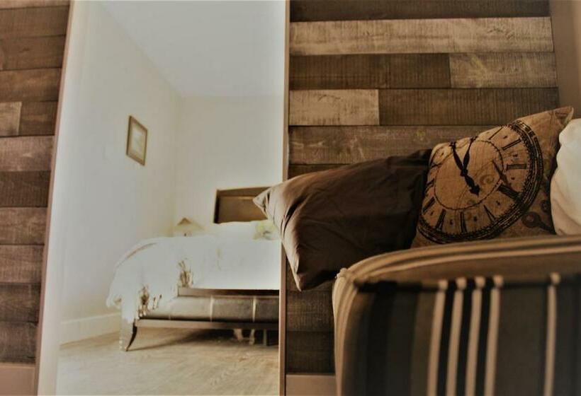 اتاق سوپریور, Huckleberry Cottage