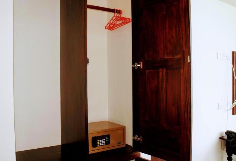 اتاق سوپریور با چشم‌انداز جانبی دریا, Mirissa Gate Resort